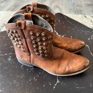 Frye Wyatt Rustic Studded Brown Western Boots - Size 9.5